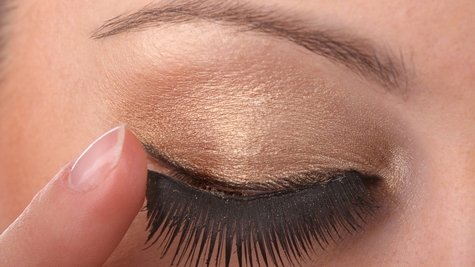 the-best-eyelash-glues-you-should-be-using-on-your-eyes