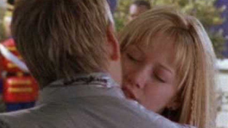 Lizzie McGuire kisses Aaron Carter