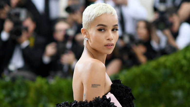 zoe kravitz cropped pixie cut blonde