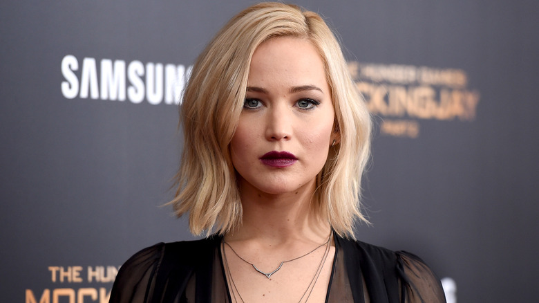 jennifer lawrence blonde layered bob