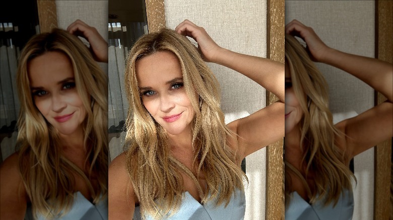 reese witherspoon mid length haircut selfie