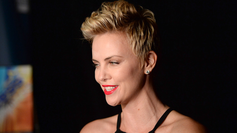 charlize theron pixie cut style