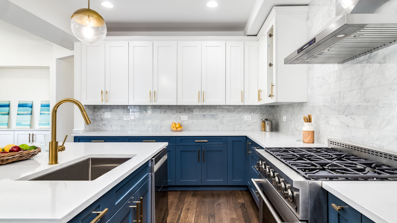 two-toned kitchen cabinets 