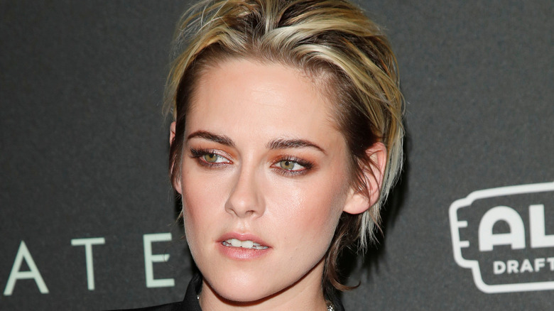 Kristen Stewart wearing copper eyeshadow with red undertones