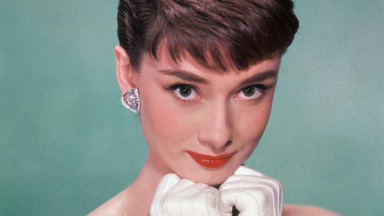 Audrey Hepburn in the 1950s showing off the 2020 makeup trend of simple makeup