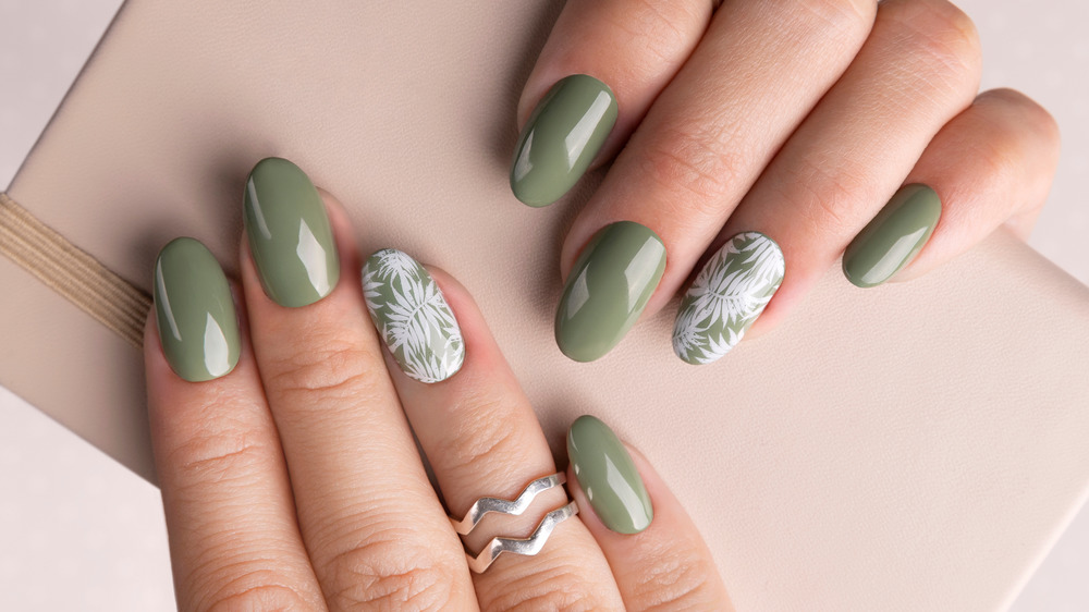 Retro-inspired flowered nails