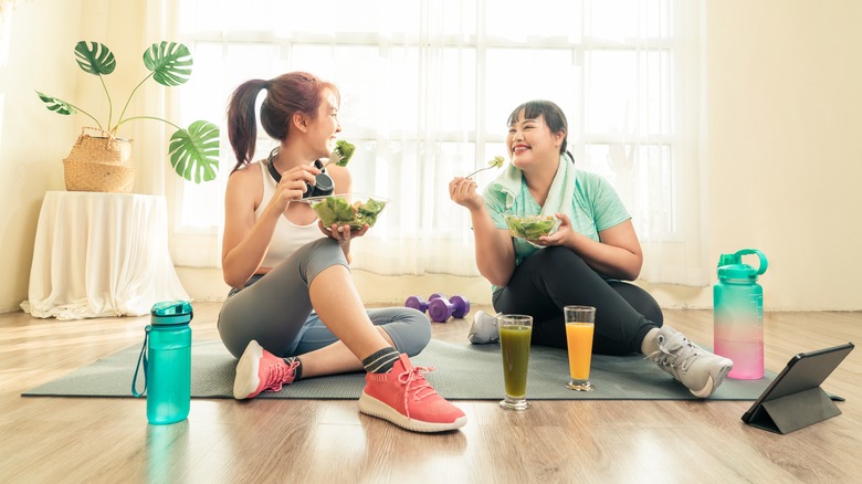 Two women eating healthy after exercise