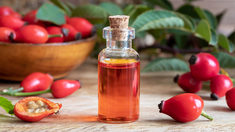 Rosehip oil and rosehips