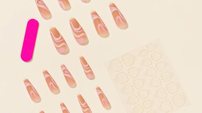 Fake nails set with lines nail art