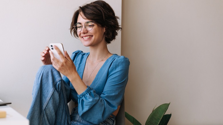 woman writing bumble responses on phone