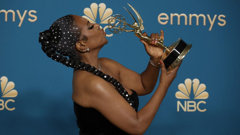Sheryl Lee Ralph kisses emmy on the red carpet 