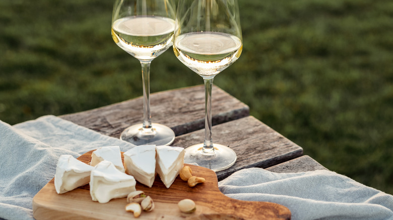 White wine cheese nuts