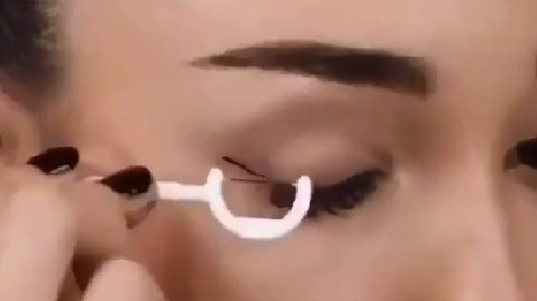 Floss pick for winged eyeliner