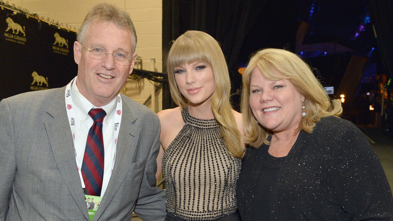 Scott Swift, Andrea Swift, and Taylor Swift posing