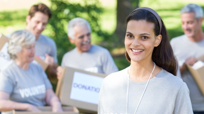 woman volunteering with seniors