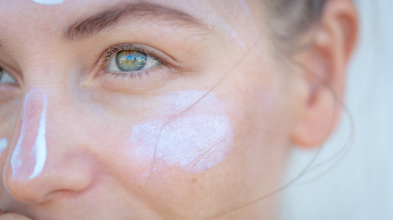 woman wearing sunscreen 