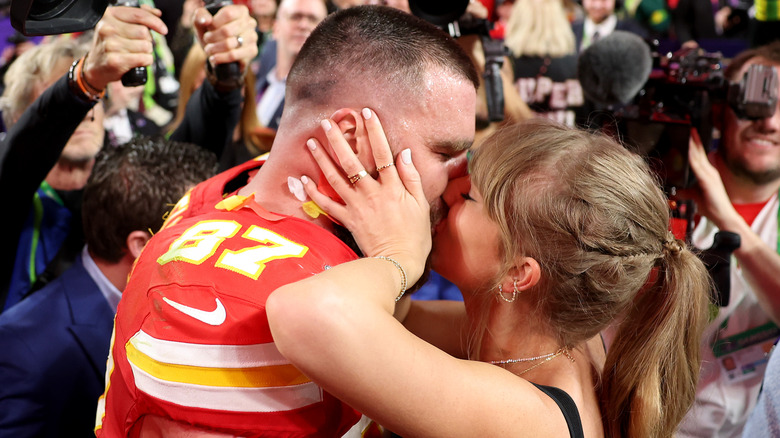 Taylor Swift and Travis Kelce kissing