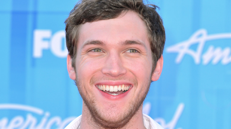 Phillip Phillips smiles on the red carpet