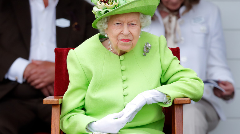 Queen Elizabeth wearing gloves