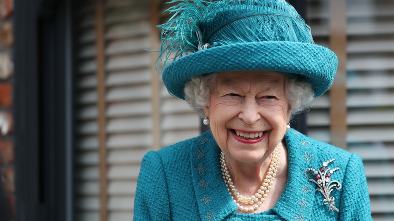 Queen Elizabeth visiting Coronation Street set 