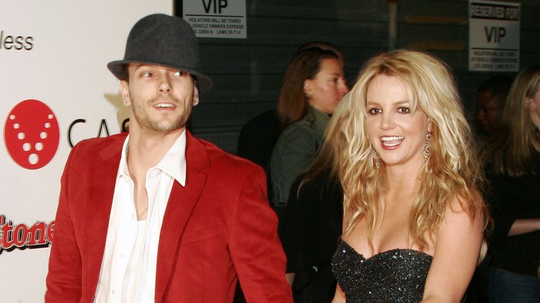 Britney Spears and Kevin Federline posing together on the red carpet