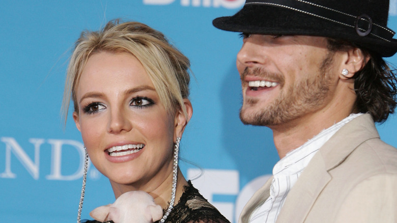 Britney Spears and Kevin Federline posing together on the red carpet