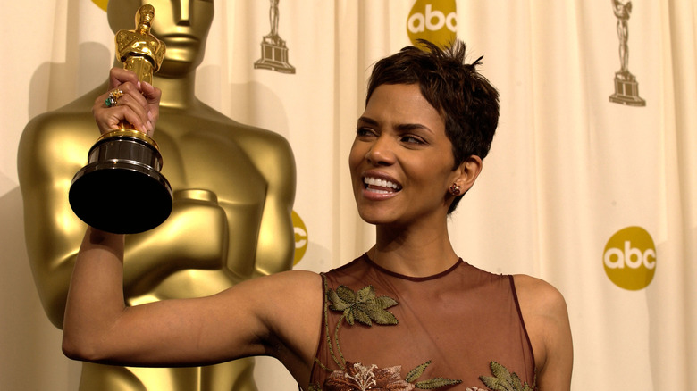 halle berry smiling with oscar