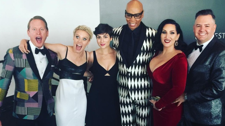 Kate McKinnon and Jackie Abbott posing with the Drag Race cast