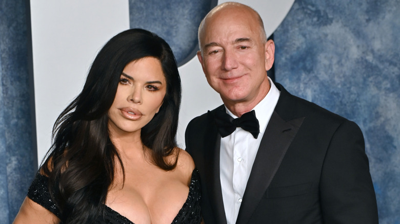 Jeff Bezos and Lauren Sánchez posing