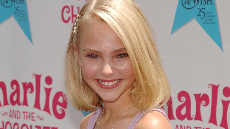 A young AnnaSophia Robb smiling