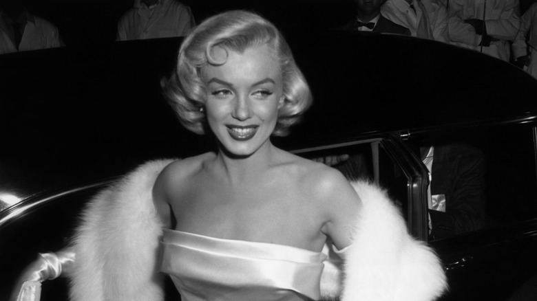 Marilyn Monroe getting out of car