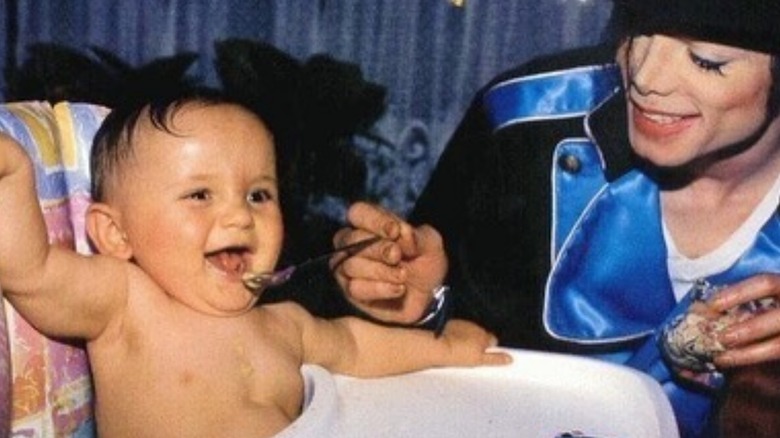 Michael Jackson feeding Prince Jackson food