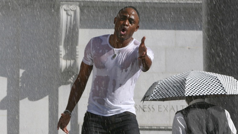 Wayne Brady singing in the rain