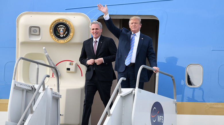 Kevin McCarthy and Donald Trump leaving Air Force One