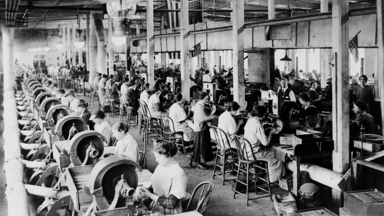 American women making guns for WWI