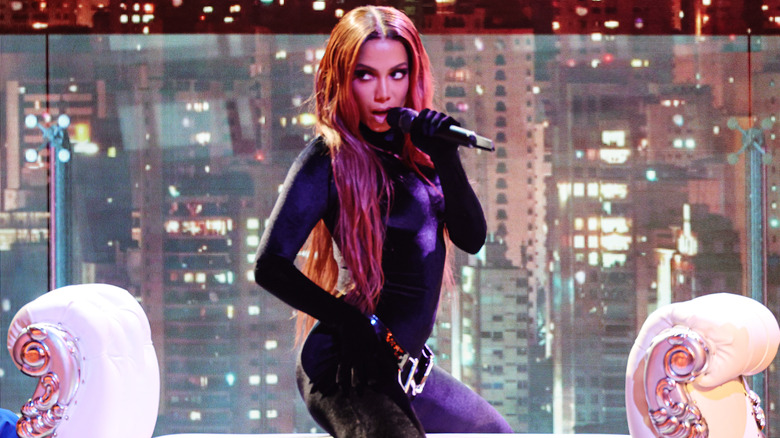 Anitta performing at the 2022 American Music Awards