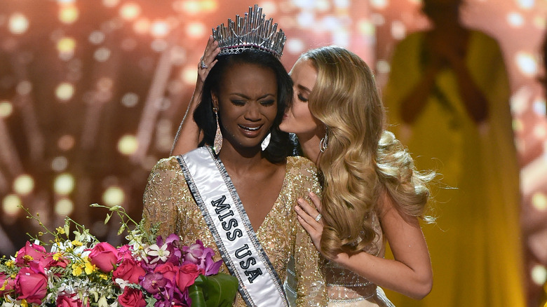 Olivia Jordan kisses Miss USA 2016 Deshauna Barber 