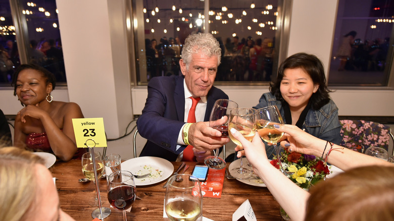 Anthony Bourdain dines with fans.