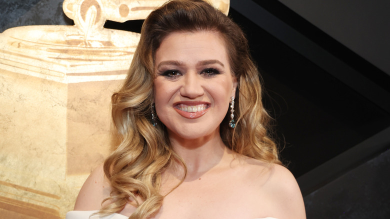 Smiling Kelly Clarkson at the 66th Grammy Awards in 2024