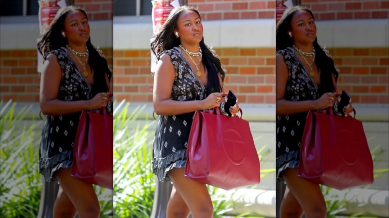 Sasha Obama walking to a college class with her Telfar bag in 2022