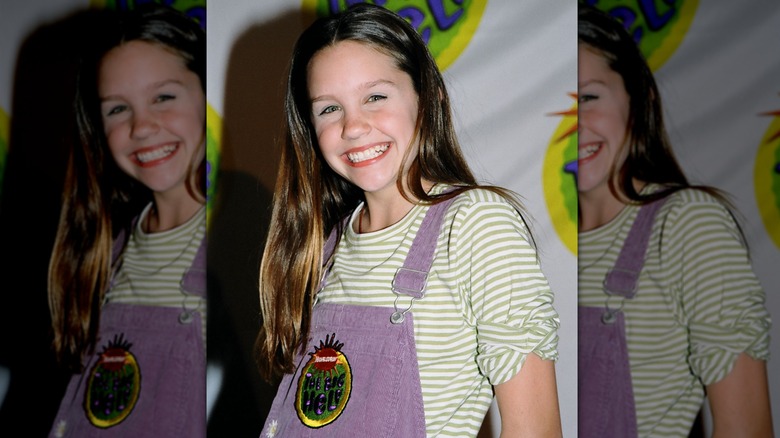 Young Amanda Bynes smiling