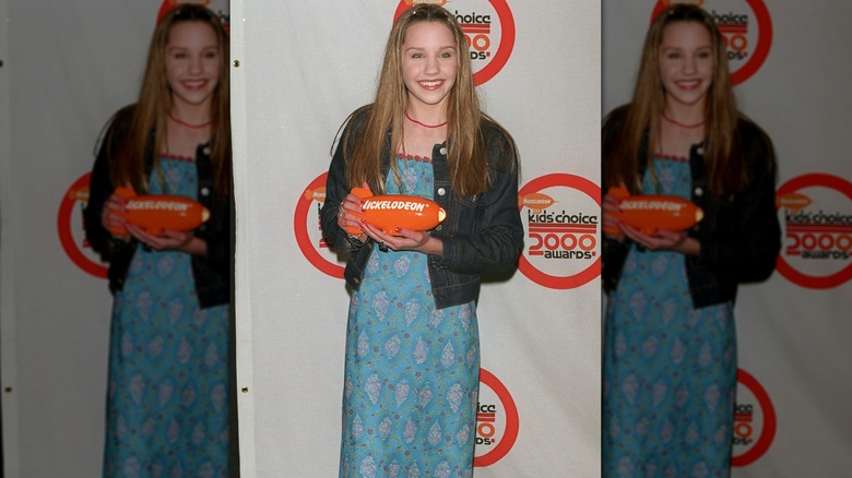 Amanda Bynes holding Nickelodeon award