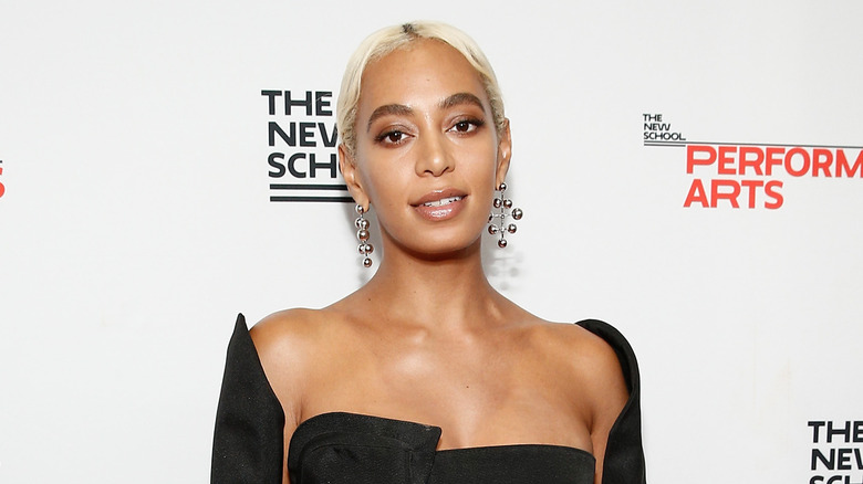 Solange poses on the red carpet