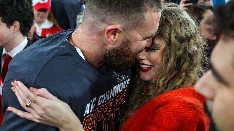 Travis Kelce kissing Taylor Swift