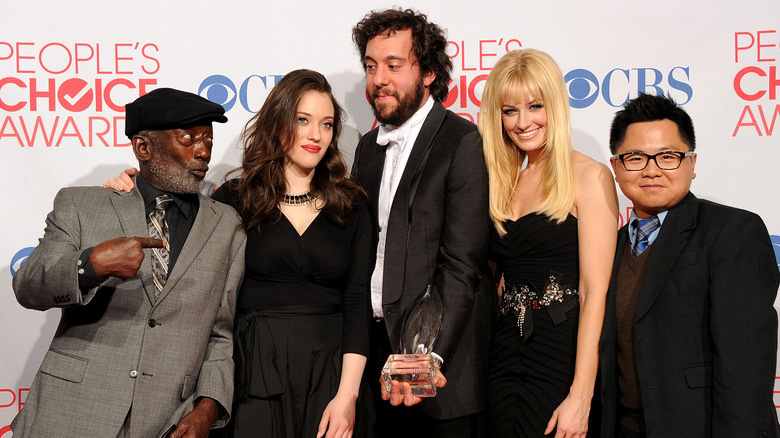 Cast of "2 Broke Girls" wins favorite TV comedy