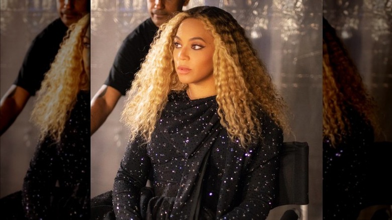 Beyonce showing off her blonde twist out