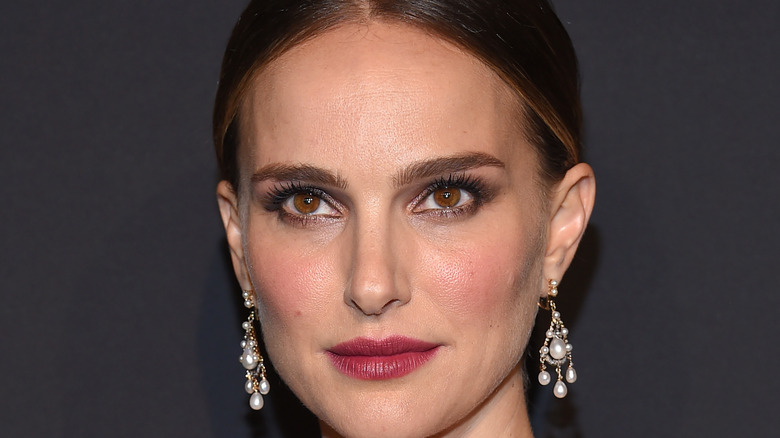 Natalie Portman wearing an earth-tone red lipstick