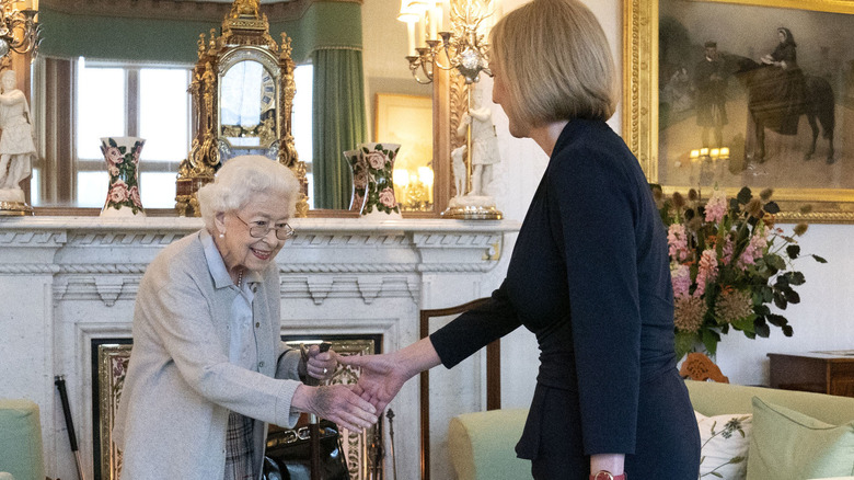 Queen Elizabeth shaking Liz Truss' hand 