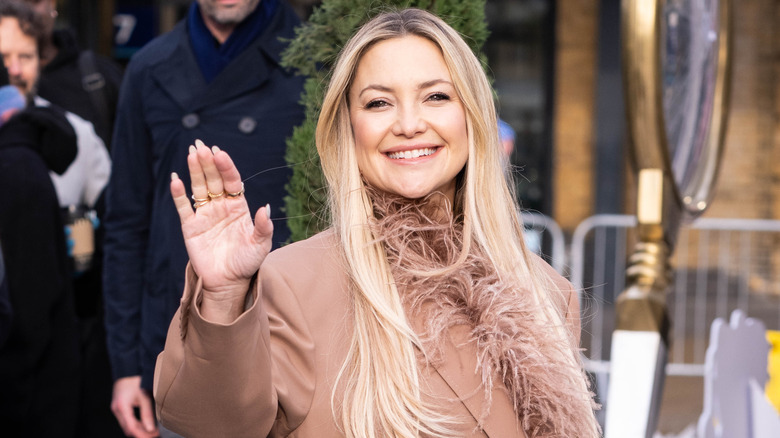 Kate Hudson waving