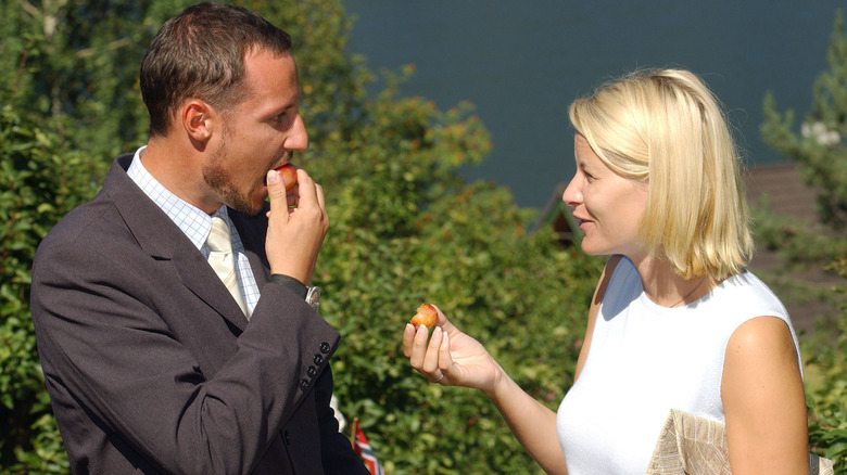 Mette-Marit and Haakon eat fruit